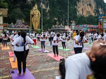 Semarak Peringatan Hari Yoga Sedunia di Batu Caves Malaysia