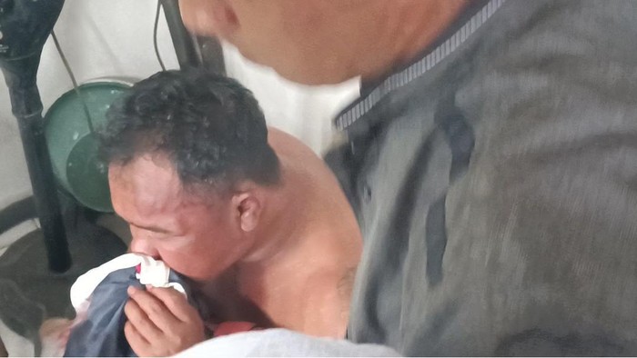 Seorang pria dimassa warga usai kedapatan mencopet ponsel di Masjid Agung, Palembang