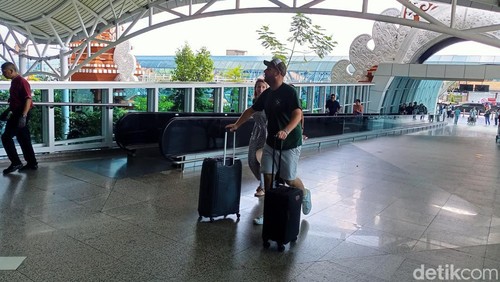 Situasi penumpang akan berangkat meninggalkan Bali di Bandara I Gusti Ngurah Rai, Jumat (21/6/2024).