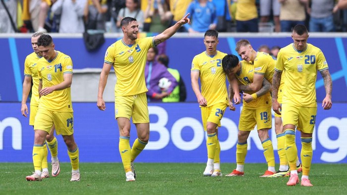 DUSSELDORF, GERMANY - JUNE 21: Roman Yaremchuk of Ukraine celebrates scoring his teams second goal during the UEFA EURO 2024 group stage match between Slovakia and Ukraine at Düsseldorf Arena on June 21, 2024 in Dusseldorf, Germany. (Photo by Dean Mouhtaropoulos/Getty Images)