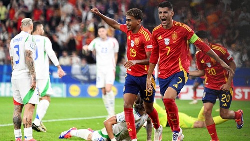 Soccer Football - Euro 2024 - Group B - Spain v Italy - Arena AufSchalke, Gelsenkirchen, Germany - June 20, 2024 Spains Alvaro Morata and Lamine Yamal celebrate their first goal, an own goal scored by Italys Riccardo Calafiori REUTERS/Carmen Jaspersen
