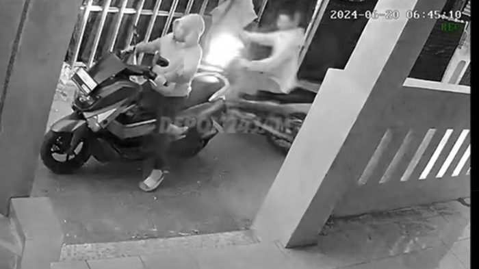 Tangkapan layar CCTV pencurian motor di Depok (dok. Istimewa)