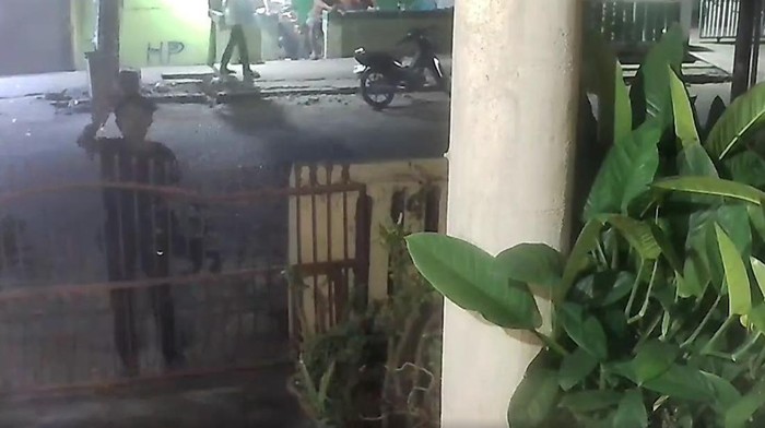 Tangkapan layar rekaman CCTV dugaan pengancaman yang dilakukan pemuda di depan rumah Dwi Astuti Hardianti.
