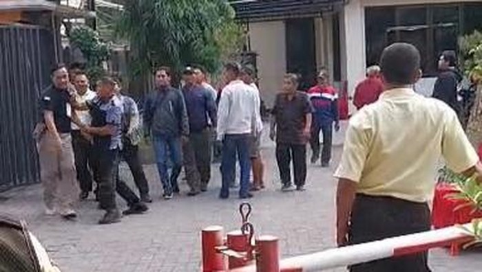 Tangkapan layar video perusakan gerbang Universitas Bina Sehat PPNI Mojokerto.