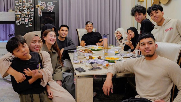 Thariq Halilintar membawa Aaliyah Massaid bertemu dengan Gen Halilintar