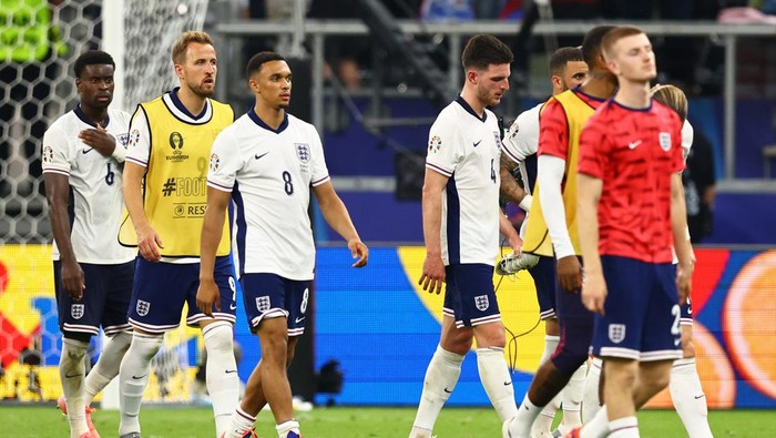 Soccer Football - Euro 2024 - Group C - Denmark v England - Frankfurt Arena, Frankfurt, Germany - June 20, 2024 Englands Harry Kane and teammates look dejected after the match REUTERS/Kai Pfaffenbach