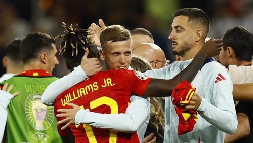 Soccer Football - Euro 2024 - Group B - Spain v Italy - Arena AufSchalke, Gelsenkirchen, Germany - June 20, 2024 Spains Nico Williams and Dani Olmo celebrate after the match REUTERS/Leon Kuegeler