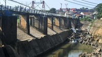 Memasuki musim kemarau, Tinggi Muka Air (TMA) sungai Ciliwung di Bendungan Katulampa, Bogor menyusut hingga 0 cm dari normal 10 ribu liter per detik menjadi 1800 liter per detik mengakibatkan pasokan air untuk saluran irigasi pertanian ke wilayah Jakarta, Bogor dan Depok kapasitasnya berkurang.