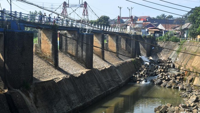 Tinggi Muka Air Bendung Katulampa Bogor menyusut Sejumlah anak berjalan di jembatan Bendung Katulampa, Kota Bogor, Jawa Barat, Jumat (21/6/2024). Memasuki musim kemarau, Tinggi Muka Air (TMA) sungai Ciliwung di Bendung Katulampa, Bogor menyusut hingga 0 cm dari normal 10 ribu liter per detik menjadi 1800 liter per detik mengakibatkan pasokan air untuk saluran irigasi pertanian ke wilayah Jakarta, Bogor dan Depok kapasitasnya berkurang. ANTARA FOTO/Arif Firmansyah/Spt.