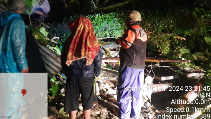 TKP pohon tumbang di Deli Serdang yang tewaskan ibu dan anak. (Istimewa)