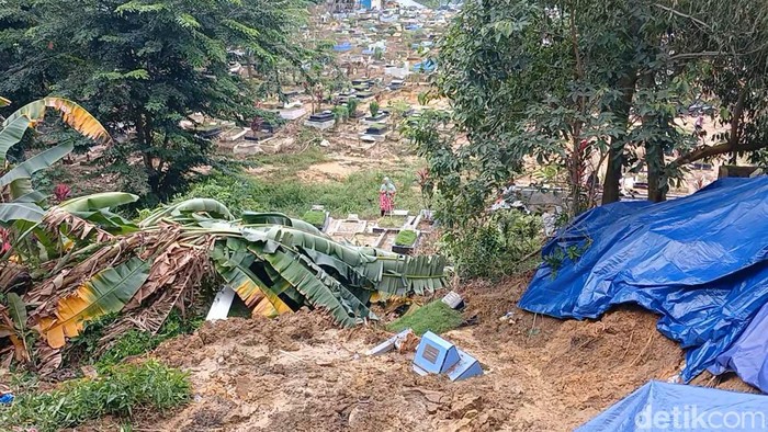 TPU Sei Panas Batam longsor, puluhan makam tertimbun. (Foto: Alamudin Hamapu/detikSumut)