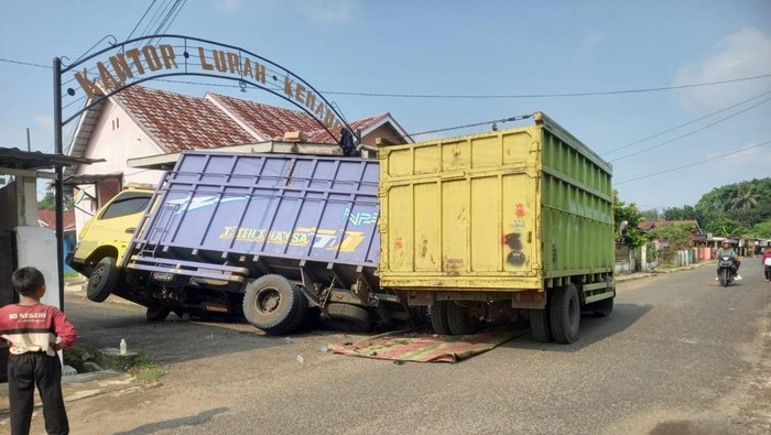 Truk batu bara tabrak rumah warga di Lubuklinggau.