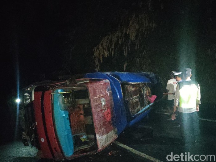 Truk tangki bermuatan jelantah terguling di jalan raya Kaligesing ruas Pendoworejo, Girimulyo, Kabupaten Kulon Progo, DIY, Jumat (21/6/2024) malam.