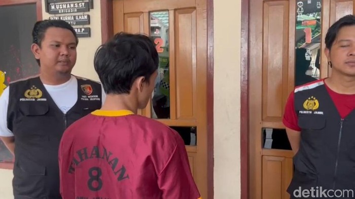 Tukang parkir di Jambi diamankan polisi usai pukul cewek tomboi.