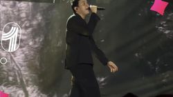 Tulus Bikin Karaoke Massal di Allo Bank Fest 2024