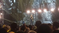 Tulus Bikin Karaoke Massal di Allo Bank Fest 2024