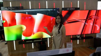 Dari sisi desain, layar OLED evo memungkinkan keseluruhan bodi lebih ramping dengan tepian bingkai tipis yang membuatnya mudah memukau untuk segala penempatan.Bersandar pada panel istimewa inilah, LG kemudian mengembangkan TV OLED 4K ini dengan memanfaatkan kecerdasan buatan yang berpusat pada dapur pacunya. Prosesor pintar dengan dukungan AI terbaru ini dikembangkan dengan nama Prosesor AI α9 Gen7.