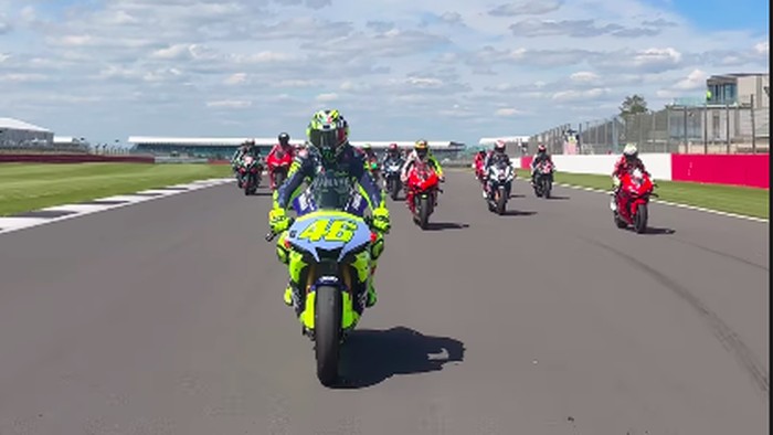 Valentino Rossi kembali ke lintasan