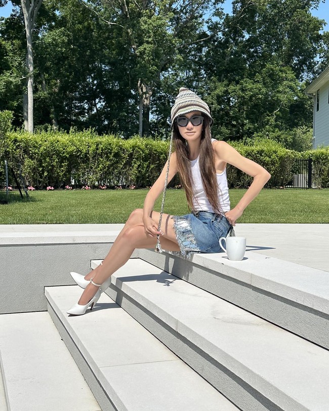 Gaya terbaru sang perancang kembali diperbincangkan setelah baru-baru ini terlihat mengenakan rok mini. Dalam foto tersebut, gayanya tampak kekinian dengan tank top. Foto: Instagram Vera Wang