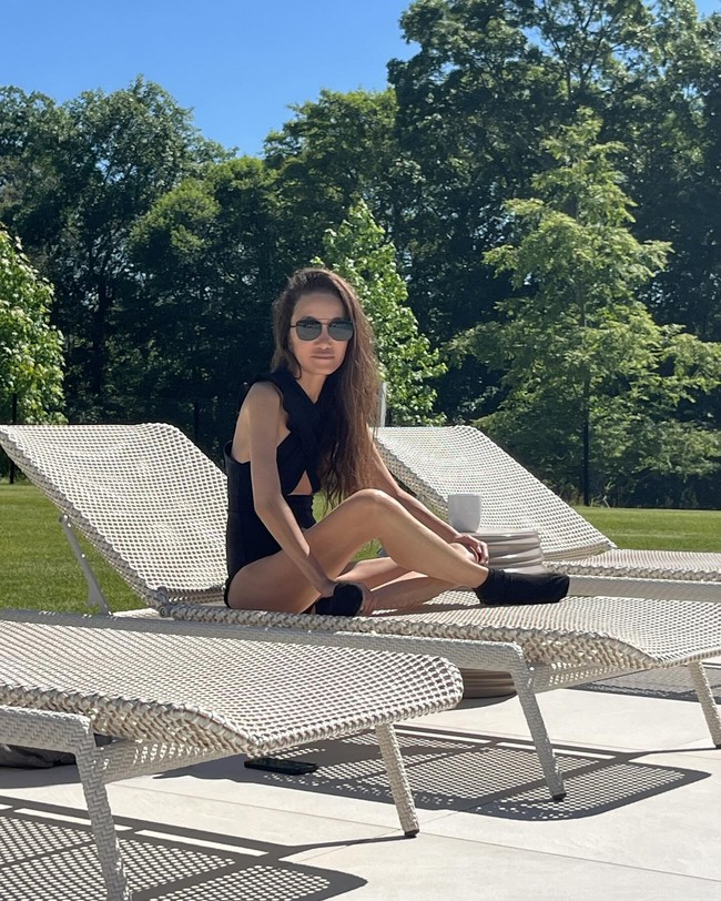 Rahasia kecantikan Vera Wang pun sering jadi perbincangan. Ia mengaku tetap makan makanan cepat saji, donat, dan alkohol yang diimbangi dengan gaya hidup sehat. Foto: Instagram Vera Wang