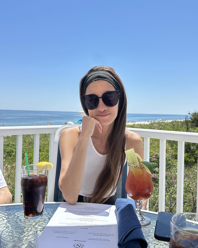 Selain olahraga, tidur cukup juga menjadi kunci sehat lainnya. Tidur adalah kunci bertahan di perusahaan yang berkembang, mengurus dua anak. Aku pikir aku tidak akan ada kalau tidak bisa tidur. Aku harus istirahat karena aku pikir itu adalah sumber regenerator. Jadi tidur adalah bagian besar dan tentu saja vodka, tambah Vera Wang. Foto: Instagram Vera Wang