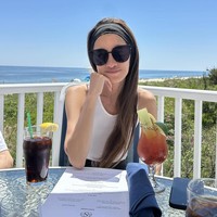 Selain olahraga, tidur cukup juga menjadi kunci sehat lainnya. Tidur adalah kunci bertahan di perusahaan yang berkembang, mengurus dua anak. Aku pikir aku tidak akan ada kalau tidak bisa tidur. Aku harus istirahat karena aku pikir itu adalah sumber regenerator. Jadi tidur adalah bagian besar dan tentu saja vodka, tambah Vera Wang. Foto: Instagram Vera Wang