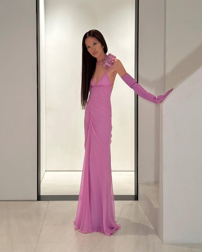 Di usia 74 tahun, wanita tersebut dipuji atletis dan awet muda. Baru-baru ini, Vera kembali menghebohkan netizen dengan fotonya berbaju renang yang menuai pujian.  Foto: Instagram Vera Wang