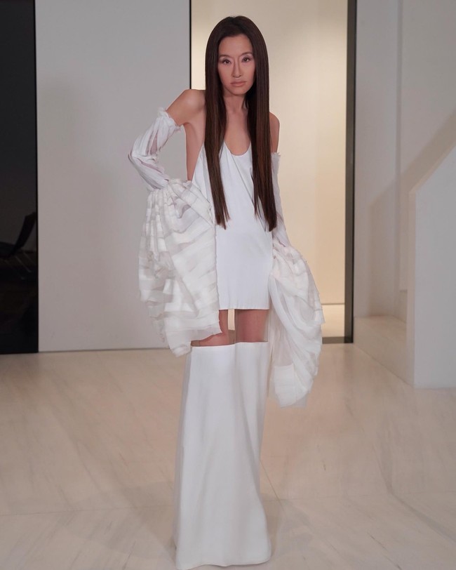 Vera Wang sering jadi perbincangan tak hanya karena karya-karya cantiknya. Penampilan desainer yang dikenal dengan rancangan baju pengantin itu sering mencuri perhatian.  Foto: Instagram Vera Wang