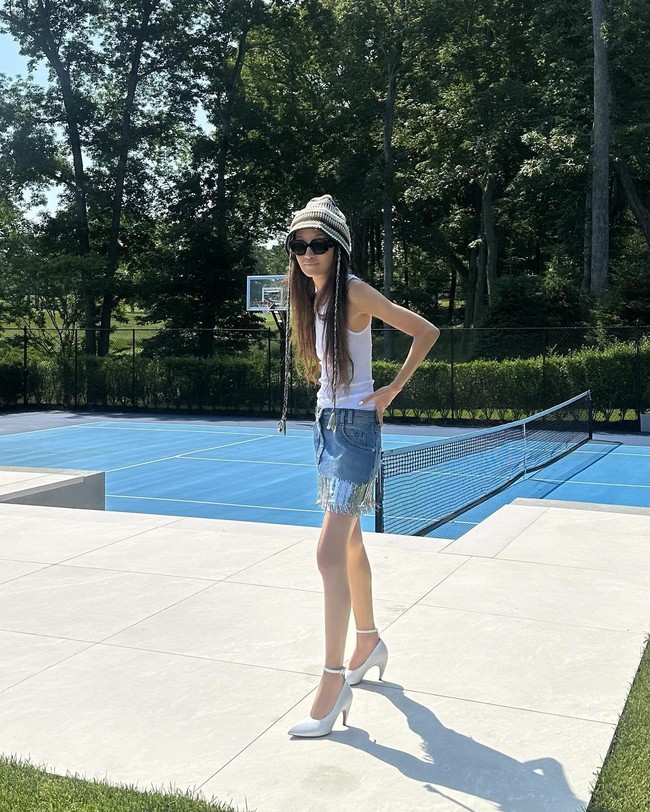 Melengkapi penampilannya dengan topi beanie dan kacamata hitam, sekilas tidak ada yang menyangka jika wanita itu hampir berusia 75 tahun pada 27 Juni nanti. Foto: Instagram Vera Wang