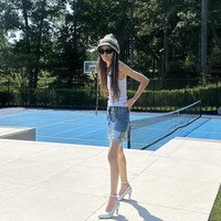 Melengkapi penampilannya dengan topi beanie dan kacamata hitam, sekilas tidak ada yang menyangka jika wanita itu hampir berusia 75 tahun pada 27 Juni nanti. Foto: Instagram Vera Wang