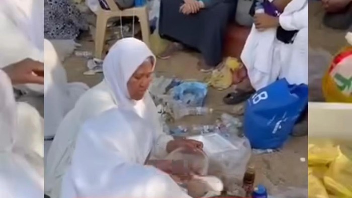 Video viral emak-emak diduga jemaah haji disebut berjualan rujak di Arab Saudi.