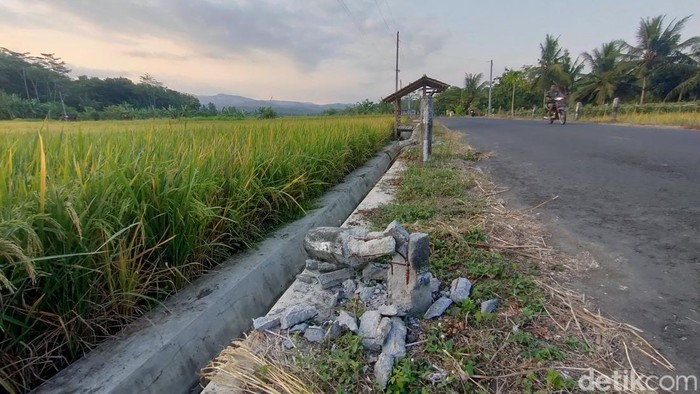 Kondisi patok jalan yang rusak di jalan penghubung Kalurahan Sendangsari, Kapanewon Pengasih dengan Kalurahan Banyuroto, Kapanewon Nanggulan, Kulon Progo, Jumat (21/6/2024).