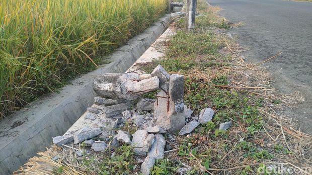 Kondisi patok jalan yang rusak di jalan penghubung Kalurahan Sendangsari, Kapanewon Pengasih dengan Kalurahan Banyuroto, Kapanewon Nanggulan, Kulon Progo, Jumat (21/6/2024).