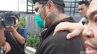 Virgoun pun hanya tertunduk saja dan berlalu di antara kerumunan media.