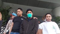 Tak ada kata yang keluar dari mulutnya meski dicecar pertanyaan dari awak media.