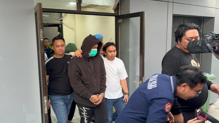 Virgoun (jaket hoodie hitam) dan PA (jaket hoodie hijau) usai ditangkap polisi terkait narkoba (Taufiq/detikcom)
