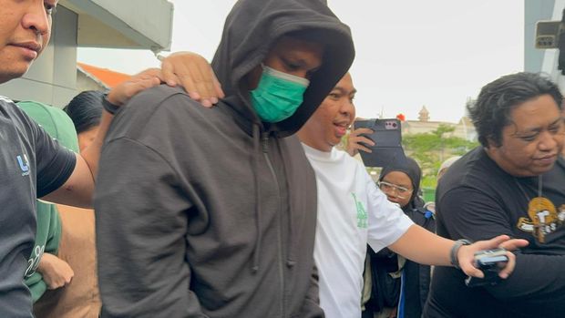 Virgoun (jaket hoodie hitam) dan PA (jaket hoodie hijau) usai ditangkap polisi terkait narkoba (Taufiq/detikcom)