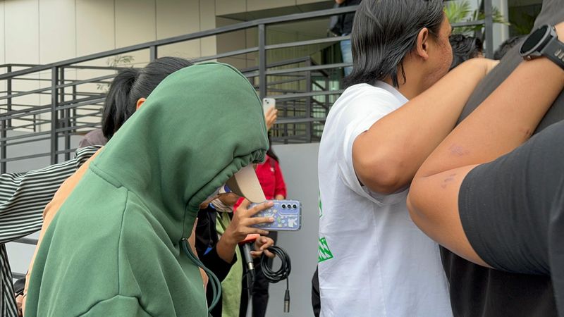 Virgoun (jaket hoodie hitam) dan PA (jaket hoodie hijau) usai ditangkap polisi terkait narkoba (Taufiq/detikcom)