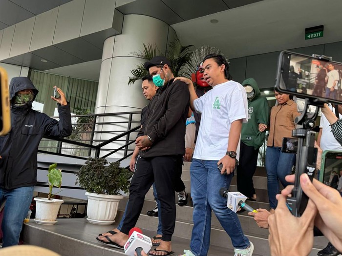 Virgoun (jaket hoodie hitam) dan PA (jaket hoodie hijau) usai ditangkap polisi terkait narkoba (Taufiq/detikcom)