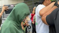 Tak hanya Virgoun saja yang diamankan, seorang wanita berinisial PA juga dinyatakan positif mengonsumsi narkoba. Taufiq/detikcom