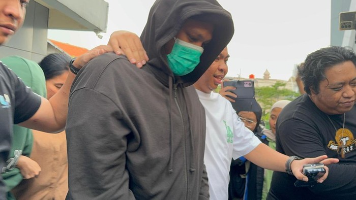 Virgoun (jaket hoodie hitam) dan PA (jaket hoodie hijau) usai ditangkap polisi terkait narkoba (Taufiq/detikcom)