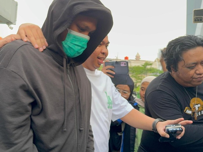 Virgoun (jaket hoodie hitam) dan PA (jaket hoodie hijau) usai ditangkap polisi terkait narkoba (Taufiq/detikcom)