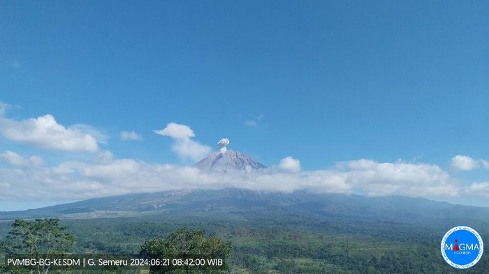 Visual Gunung Semeru saat mengalami erupsi