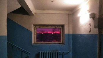 Kalau kalian lewat tangga ini, berharap tidak berpapasan dengan siapa? Foto: (Bored Panda)