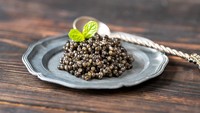 Kaviar masuk ke dalam jajaran makanan mewah berharga fantastis, tapi tak semua orang suka dengan rasanya apalagi harganya yang tak ramah di kantong. Foto: Pool/Site