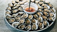 Tiram yang masih segar dan disajkan mentah juga termasuk ke dalam daftar makanan yang dipuji berlebihan. Sebagian orang menganggap makanan ini tak menggugah selera. Foto: Pool/Site