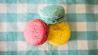 Macaroons asal Prancis yang terkenal dengan warna cantiknya dianggap berlebihan oleh sebagian orang karena harganya yang mahal. Bahan utama pembuatannya merupakan putih telur. Foto: Pool/Site