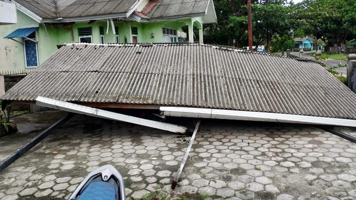 Atap rumah warga di Kepri rusak akibat angin kencang (Foto: Dok. Istimewa)