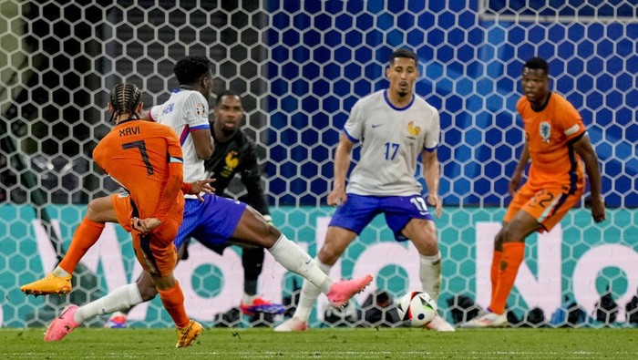 Xavi Simons of the Netherlands, left, scores a goal that was disallowed due to offside during a Group D match between the Netherlands and France at the Euro 2024 soccer tournament in Leipzig, Germany, Friday, June 21, 2024. (AP Photo/Antonio Calanni)