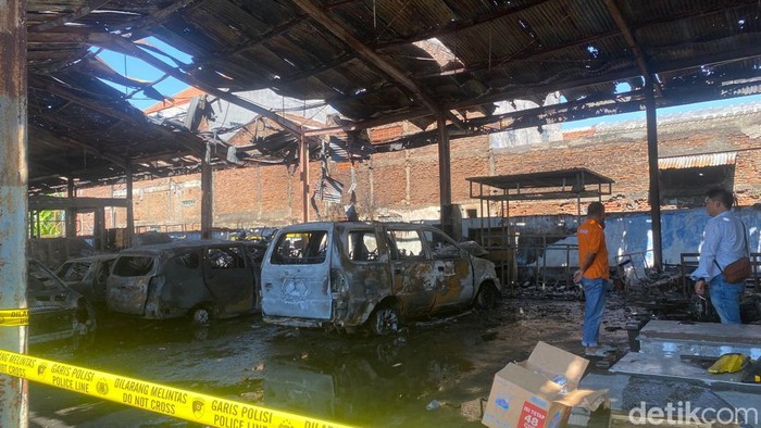 Bengkel Bus Damri di Jalan Jagir Sidosermo Surabaya terbakar Bengkel Bus Damri di Jalan Jagir Sidosermo Surabaya terbakar